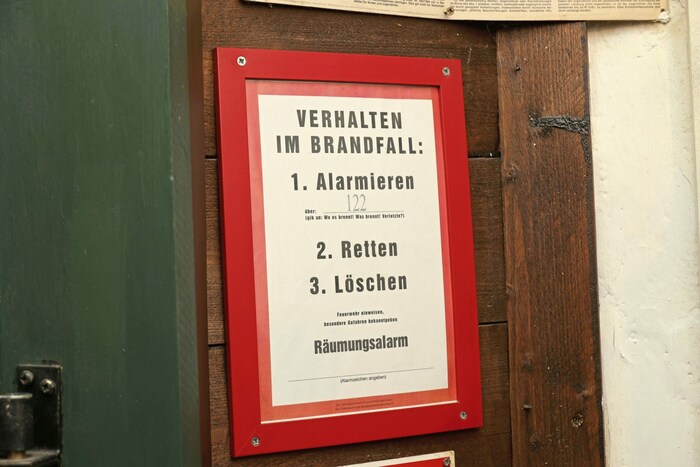 Diese Hinweistafel hängt bei der Eingangstür des Lokals - genauso wie ...