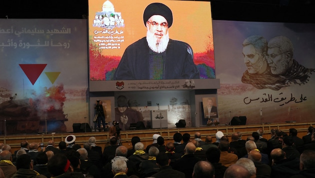 In einem Vorort von Beirut wird der Übertragung der Rede von Hisbollah-Chef Hassan Nasrallah eifrig gelauscht. (Bild: APA/AFP/ANWAR AMRO)