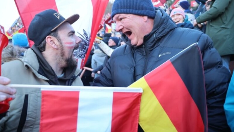 Gut gebrüllt: Der Ebbser Michael (links) und Gero aus Hamburg hatten sichtlich Spaß. Dank Hörl jubelte am Ende der Tiroler. (Bild: Birbaumer Christof)