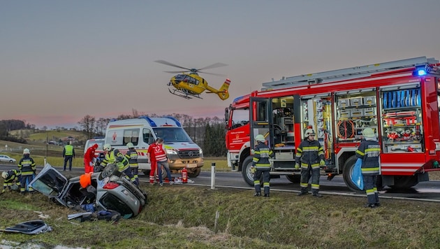 Die Feuerwehren Grabersdorf und Obergnas, das Rote Kreuz und der Rettungshubschrauber C12 waren im Einsatz (Bild: BFVFB/C. Karner)