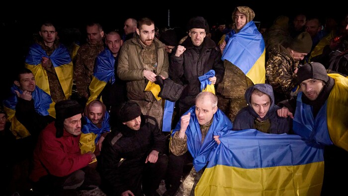 Nach mehreren Monaten Pause haben die Ukraine und Russland wieder Gefangene (im Bild Ukrainer) ...