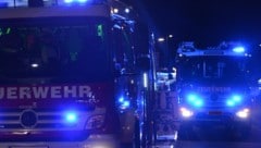 Zu einem Brand in einem Haus in Neumarkt an der Raab musste die Feuerwehr am Dienstagabend mit sechs Einsatzfahrzeugen ausrücken. (Bild: Feuerwehr, Krone KREATIV)