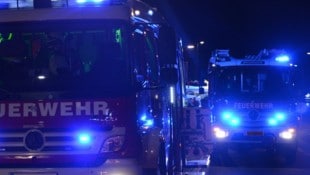 Großeinsatz für Feuerwehr, Rettung und Polizei in Pressbaum (Symbolbild). (Bild: Feuerwehr, Krone KREATIV)