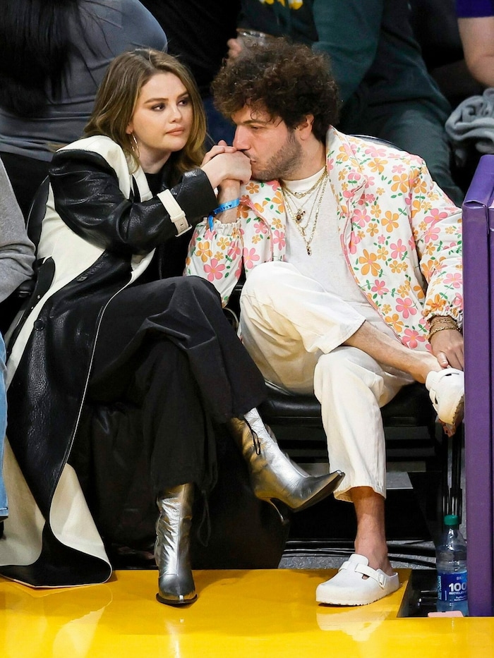 Ein Bussi für Selena: Gomez und Benny Blanco zeigten ihre Liebe am Spielfeldrand.