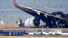 Fünf Tote nach Crash zweier Flugzeuge auf Tokioter Flughafen: Ermittlungen zur Unglücksursache laufen. (Bild: AP)