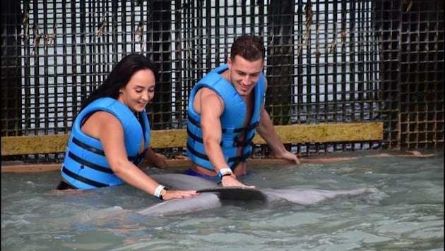 Luka Sucic streichelte Delfine mit seiner Freundin. (Bild: Luka Sucic)