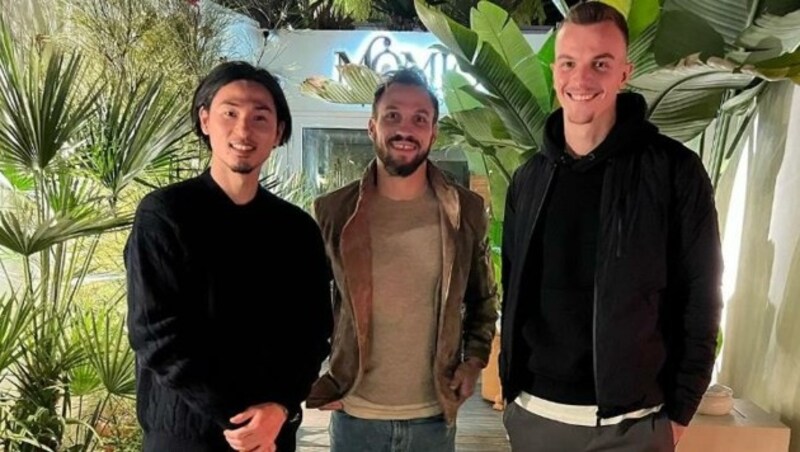 Der Kapitän (Mi.) traf sich mit seinen Ex-Kollegen Takumi Minamino (li.) und Philipp Köhn, die für Monaco spielen. (Bild: Andreas Ulmer)