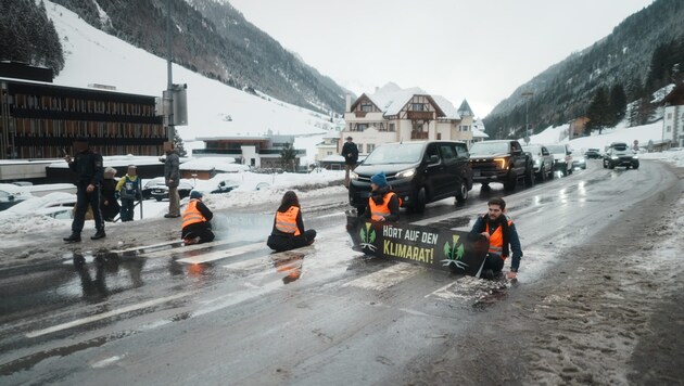 Die vier Aktivisten blockierten am Donnerstag kurzzeitig die Straße. (Bild: Letzte Generation Österreich/Moritz Holzinger, Krone KREATIV)