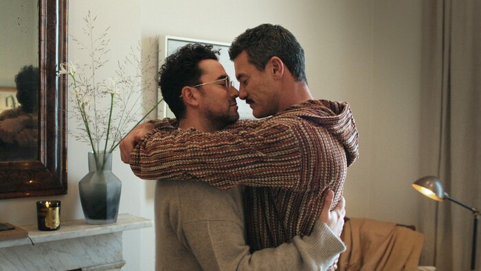 Marc (Dabuek Levy, li.) trauert um seinen Ehemann Oliver (Luke Evans)