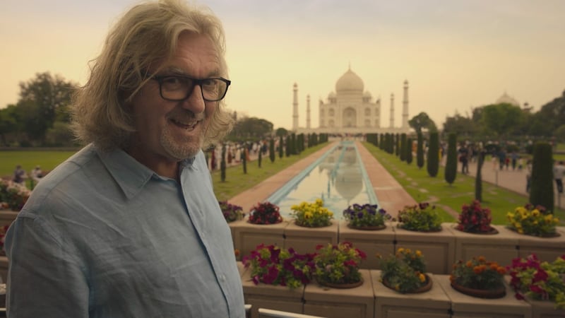 Neben dem Weltwunder Taj Mahal zeigt uns James May auch weniger bekannte Ecken Indiens. (Bild: Amazon MGM Studios)