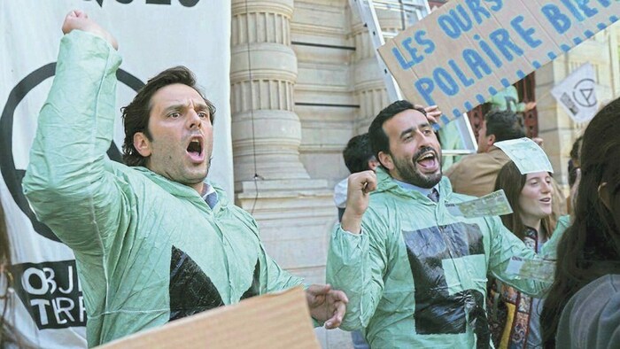 „Black Friday for Future“: Albert und Bruno geraten durch Zufall in eine Aktivistengruppe.