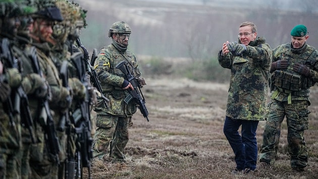 Germany's Defense Minister Boris Pistorius (2nd from right) sees the Taurus wiretapping affair as part of "Putin's information war." (Bild: APA/dpa/Kay Nietfeld)