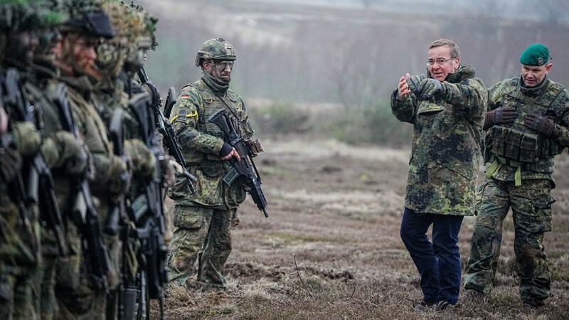 Germany's Defense Minister Boris Pistorius (2nd from right) with soldiers of the German Armed Forces (Bild: APA/dpa/Kay Nietfeld)