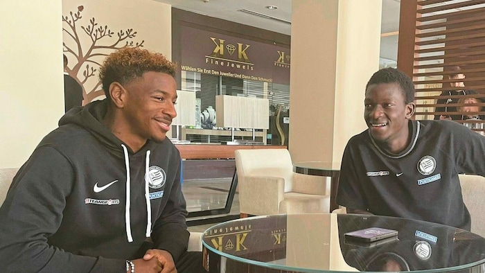 Teixeira (l.) und Dante freuen sich auf den Afrika-Cup.