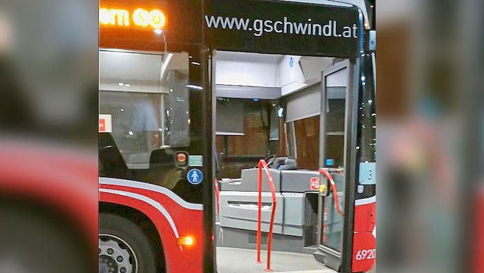 Der Busmotor lief im Stand, der Platz des Fahrers war leer.