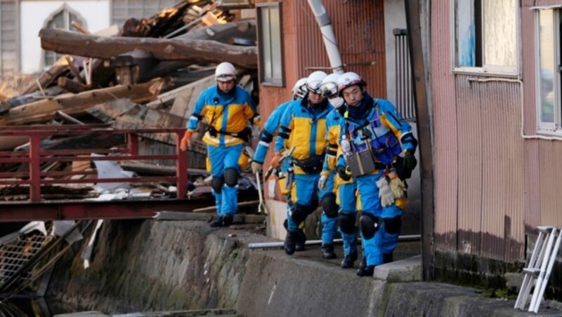 Einsatzkräfte suchen weiter nach Vermissten und helfen bei den Aufräumarbeiten. (Bild: AP)