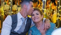 Ronaldo - hier mit Mama Maria - inszeniert sich perfekt. (Bild: instagram, krone.at-grafik)