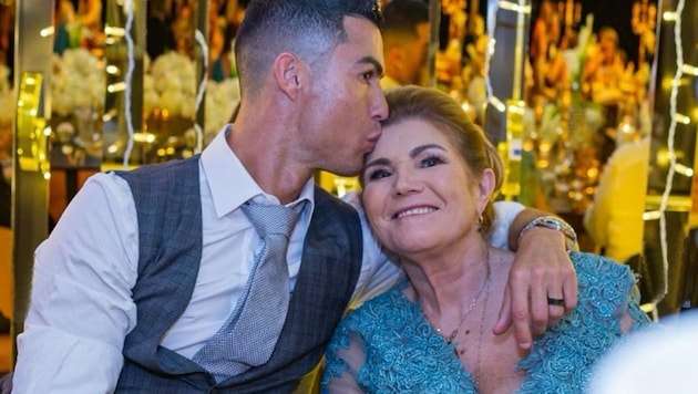 Ronaldo - ici avec sa maman Maria - se met parfaitement en scène. (Bild: instagram, krone.at-grafik)
