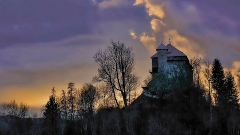 Die Heunburg steht auf einem isolierten Felsen. (Bild: Edwin Wiegele)