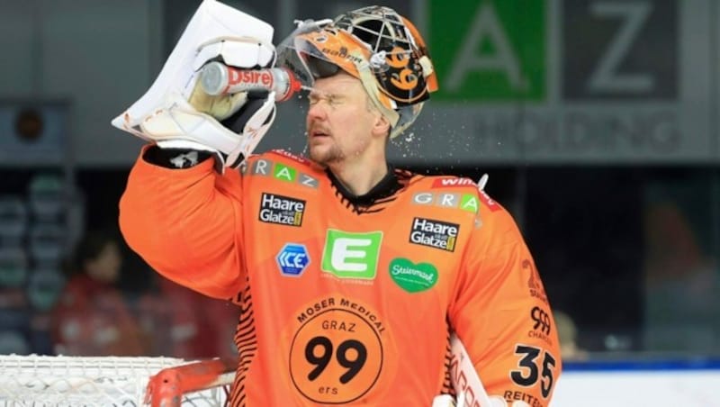 Viele kalte Duschen gab es bisher in der Liga für die 99ers um Goalie Lars Volden. (Bild: GEPA pictures)