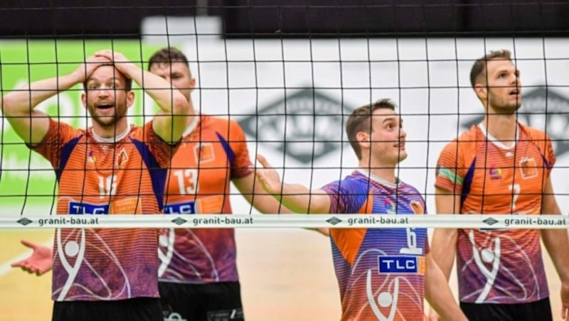 Für die Weizer Volleyballer um Daniel Brandstetter (2. v. re.) läuft es noch gar nicht rund.  (Bild: GEPA pictures)