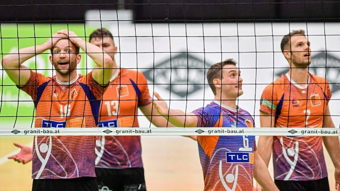Für die Weizer Volleyballer um Daniel Brandstetter (2. v. re.) läuft es noch gar nicht rund. 