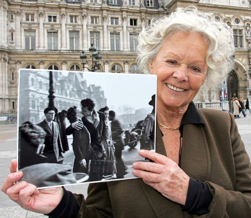 Schauspielerin Françoise Bornet mit dem berühmten Foto (Bild: REUTERS)