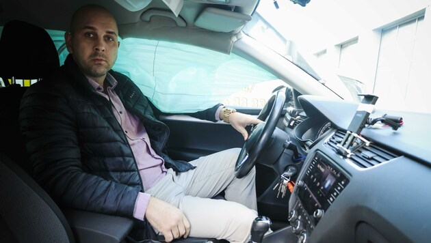 Bei Taxifahrer Florian Sattlecker löste in der Silvesternacht ein großer Böller die Airbags aus. (Bild: Scharinger Daniel)