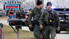 Polizeieinsatz an der Perry High School inm US-Bundesstaat Iowa (Bild: The Associated Press)