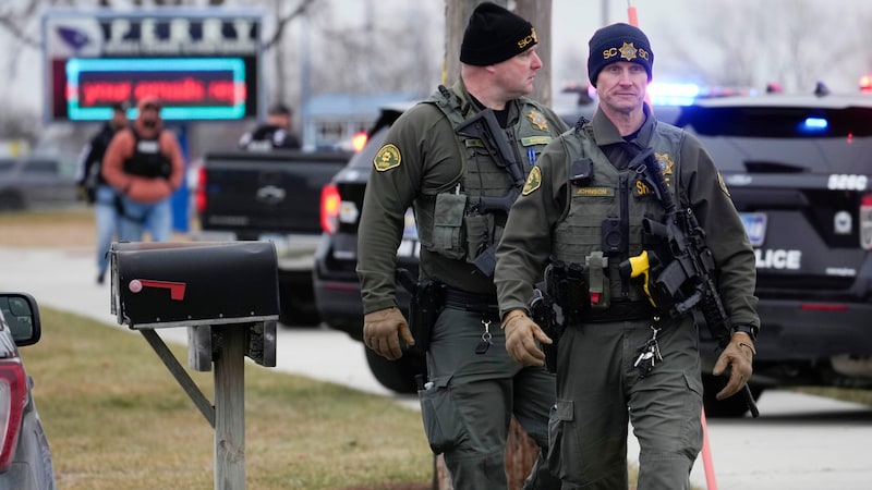 Polizeieinsatz an der Perry High School im US-Bundesstaat Iowa (Bild: The Associated Press)