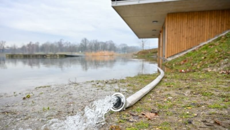 Beim „Krone“-Lokalaugenschein stand das Wasser noch acht Zentimeter über der Hauskante, aktuell steht man bei rund 18 Zentimetern. Jedoch hat man im Untergeschoß bereits alle Geräte, die dort Platz gefunden hatten, in Sicherheit gebracht. (Bild: Dostal Harald)