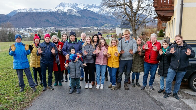 Die Bewohner des Riedlwegs wollen nicht mehr. Sie fordern ein Ende des Verkehrswahnsinns. Sobald es im Baustellenbereich der Tauernautobahn zu Verzögerungen kommt, nutzen unzählige Urlauber mit ihren Pkw die enge Straße als Ausweichroute. (Bild: Tschepp Markus)