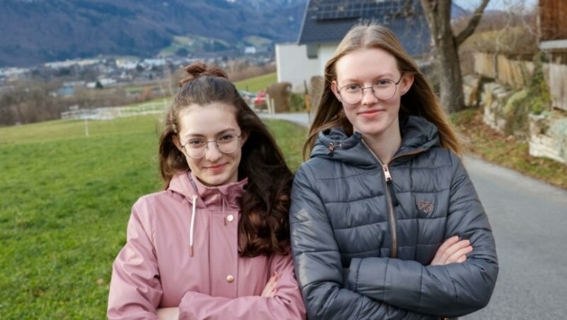 Die Anrainerinnen Carina und Lena fordern: „Kein Stau mehr!“ (Bild: Tschepp Markus)