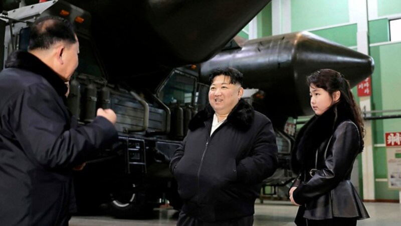 Machthaber Kim Jong Un mit seiner Tochter beim Besuch in einer Raketenfabrik (Bild: AP)