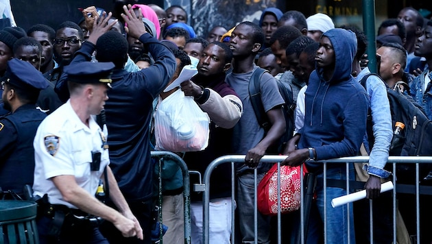Wartende Migranten vor einer Notunterkunft in Manhattan (Bild: APA/AFP/TIMOTHY A. CLARY)