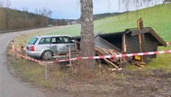 Das Wartehäuschen aus Holz wurde beim Unfall völlig zerstört (Bild: Manfred Fesl)