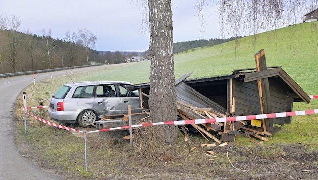 Das Wartehäuschen aus Holz wurde beim Unfall völlig zerstört (Bild: Manfred Fesl)