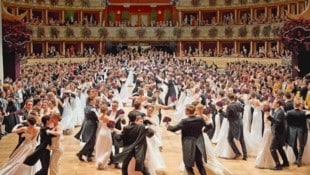 Der Opernball ist traditionell schon Monate im Vorhinein ausverkauft. Inzwischen ist das aber auch bei fast allen anderen Wiener Bällen so. (Bild: Starpix/ Alexander Tuma)