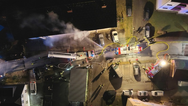 Der Brand wurde für bessere Sicht mithilfe einer Drohne gelöscht. (Bild: Freiwillige Feuerwehr/Drohne Stiwoll)