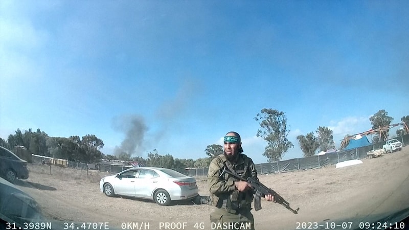 The picture shows a Hamas terrorist during the attack on the festival. (Bild: AFP)