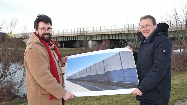 Wichtiger Teilerfolg: Harald Ludwig und Matthias Stadler zeigen die Pläne für die neuen Lärmschutzwände an der A1. (Bild: Magistrat St. Pölten)