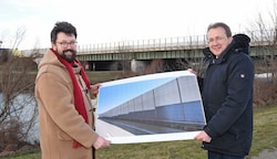Wichtiger Teilerfolg: Harald Ludwig und Matthias Stadler zeigen die Pläne für die neuen Lärmschutzwände an der A1. (Bild: Magistrat St. Pölten)