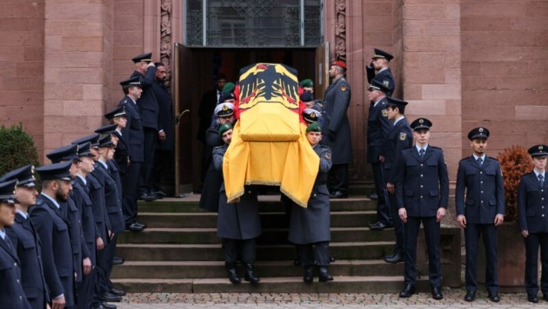 Schäubles Sarg war in eine deutsche Flagge gehüllt. (Bild: AFP)