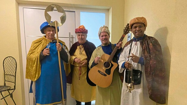 Ein nicht mehr ganz ungewohntes Bild: eine Gruppe erwachsener Sternsinger. (Bild: Franz Tauss)