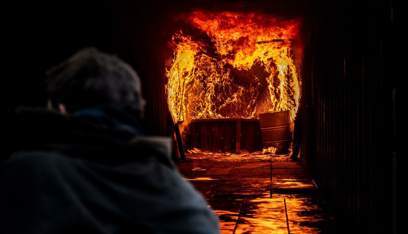 Der Feuerhölle im Brandcontainer (Stufe 5) mussten die niederösterreichischen Kameraden in Deutschland trotzen. (Bild: Lukas Posch/FF Ollern)