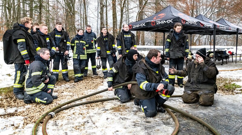 Cool bleiben, hieß es vorm Brandcontainer für die Teilnehmer (Bild: Lukas Posch/FF Ollern)