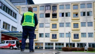 Bei einem Brand in einem Krankenhaus in Niedersachsen sind vier Menschen ums Leben gekommen, sechs weitere wurden schwer verletzt. (Bild: APA/dpa/Philipp Schulze)