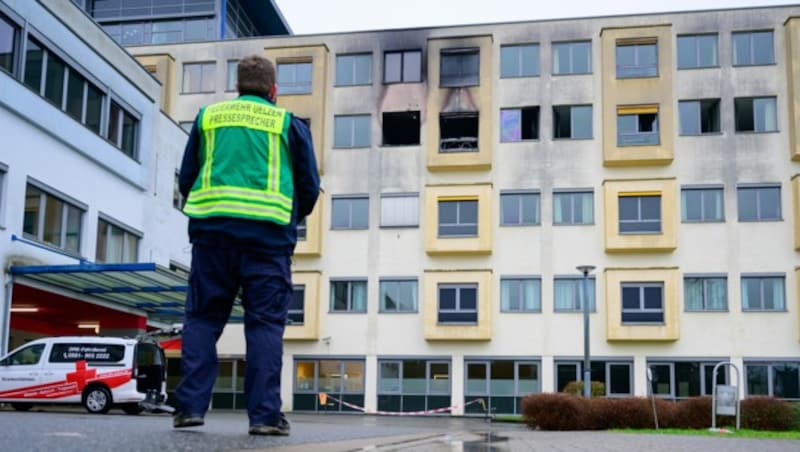 Nach dem Brand im Krankenhaus wird jetzt die Ursache ermittelt. (Bild: APA/dpa/Philipp Schulze)