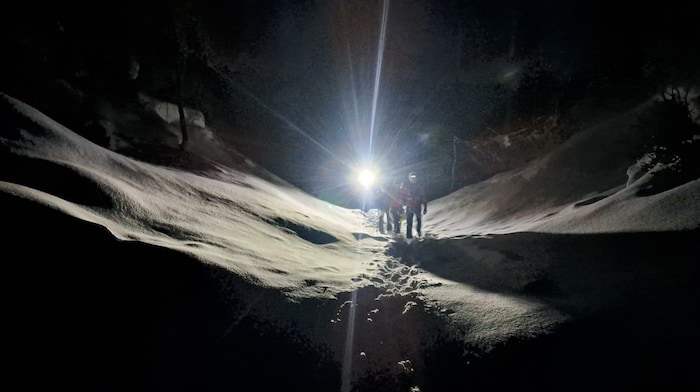 In der Dunkelheit brachten die Schwazer Bergretter das deutsche Duo sicher durch den Schnee ins ...