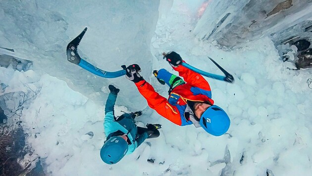Bergführer Hannes Lexer zeigt vor, wie man die Eisgeräte beim Eisklettern richtig einsetzt. (Bild: All rights reserved Insta360)